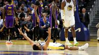 Stephen Curry mencetak 33 poin saat Golden State Warriors mengalahkan LA Lakers pada laga perdana NBA, Rabu (19/10/2022). (AFP/Ezra Shaw).