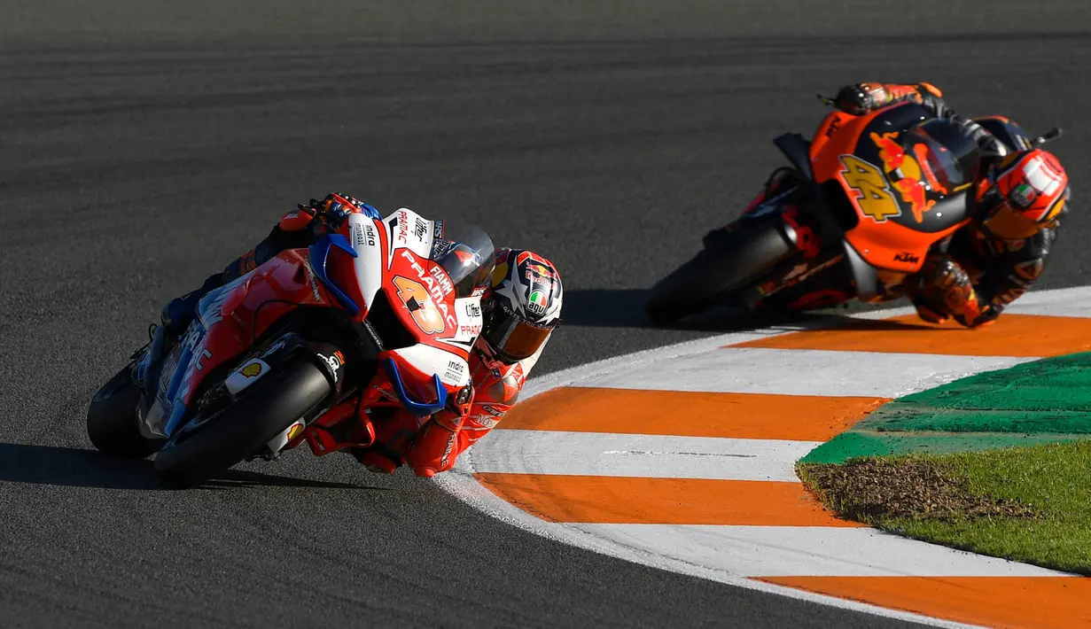 Pembalap Pramac Racing Jack Miller mengungguli pembalap Red Bull KTM Esp Esparo pada latihan bebas ketiga (FP3) MotoGP Valencia di Sirkuit Ricardo Tormo, Sabtu (16/11/2019). Miller menempati posisi ketiga pada FP3 MotoGP Valencia. (PIERRE-PHILIPPE MARCOU/AFP)