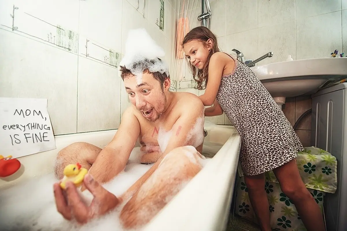 Ditinggal Berdua di Rumah, Ayah dan Anak Ini Malah Seru-seruan!