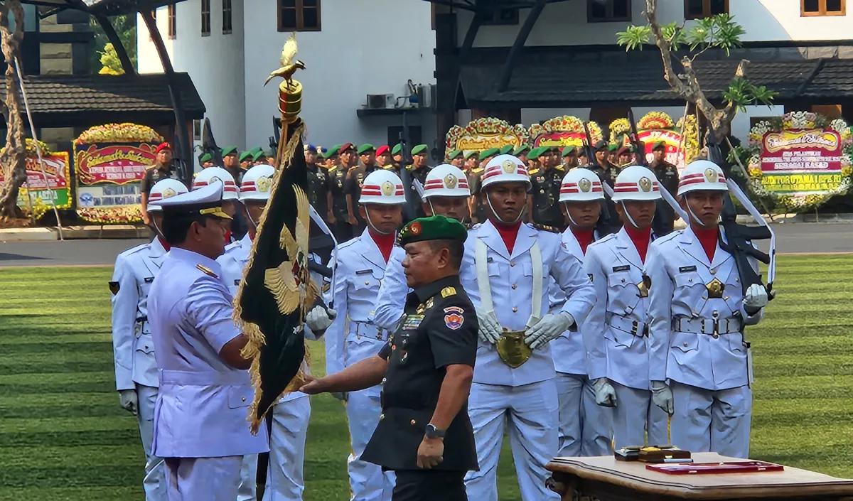 <br>Berdasarkan pantauan merdeka.com, proses serah terima jabatan berlangsung secara hikmat.&nbsp;