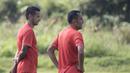 Pemain Persija, Raphael Maitimo, dan Muhammad Ilham, memperhatikan rekan-rekan berlatih jelang babak 8 besar Piala Jenderal Sudirman di Lapangan Sawangan, Depok, Jawa Barat, Senin (7/12/2015). (Bola.com/Vitalis Yogi Trisna) 