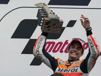 Pembalap Spanyol dari tim Repsol Honda, Marc Marquez, merayakan kemenangan usai balapan di Sirkuit Indianapolis, AS, (10/8/2014). (Getty Images/AFP)