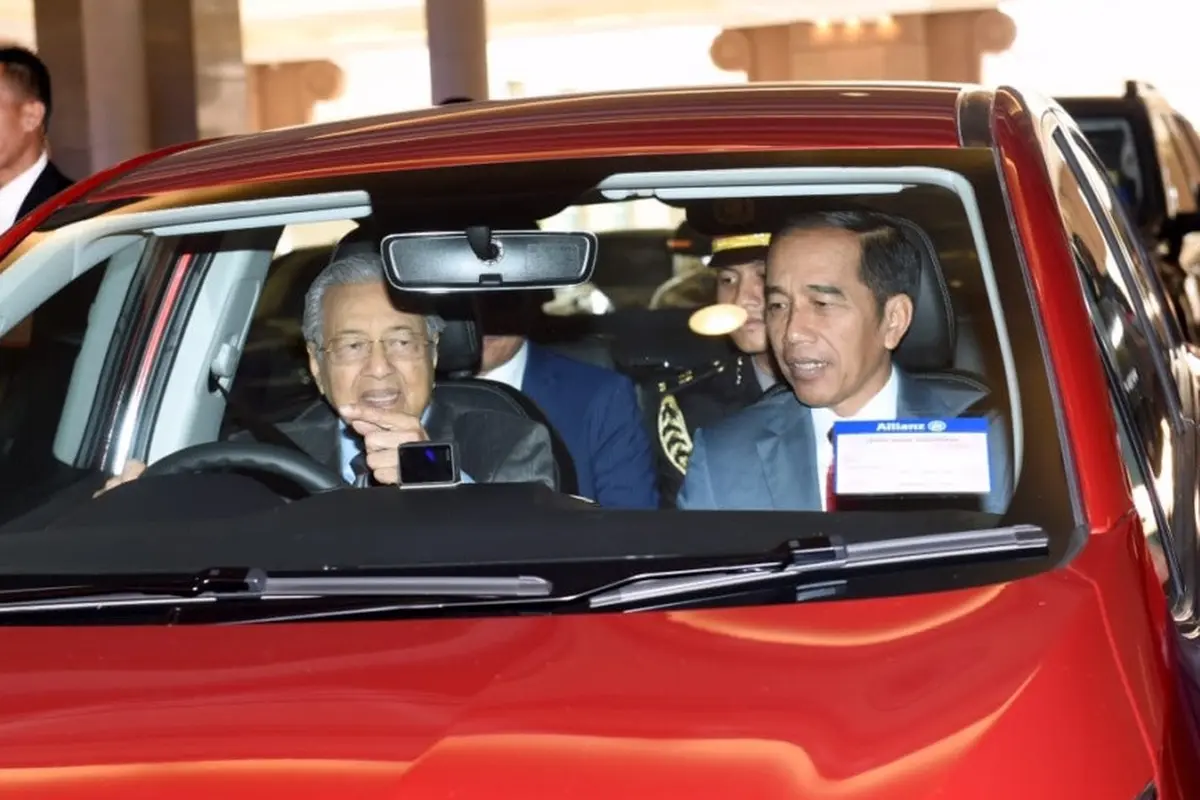 Presiden Jokowi menumpangi mobil yang dikemudikan Perdana Menteri (PM) Malaysia Mahathir Mohamad. (BPMI Setpres/Muchlis Jr)