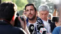 Calon presiden Real Madrid berikutnya, Enrique Riquelme, berbicara kepada media sebelum pertandingan Liga Spanyol antara Real Madrid CF dan Athletic Club Bilbao di Stadion Santiago Bernabeu di Madrid pada 23 Mei 2026. (Pierre-Philippe MARCOU/AFP)