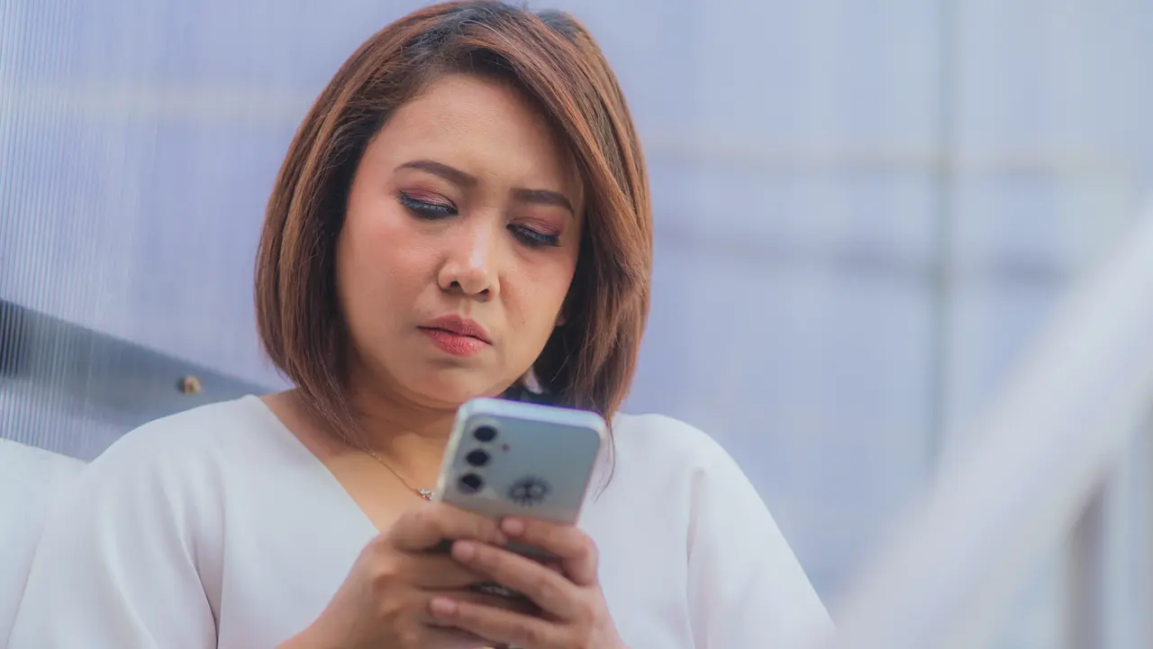 wanita februari kesal