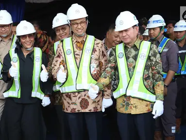 Menteri Kelautan dan Perikanan (MKP) Susi Pudjiastuti (kiri) berpose bersama Gubernur DKI Jakarta Anies Baswedan (tengah) saat peletakan batu pertama (groundbreaking) Pasar Ikan Modern (PIM) Muara Baru, Jakarta, Kamis (8/2). (Liputan6.com.Angga Yuniar)