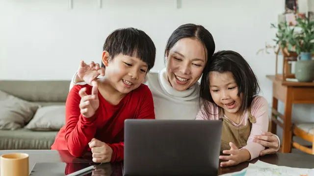 Mengenal Strawberry Parents, Ciri-ciri, dan Dampaknya yang Fatal pada Anak-Anak
