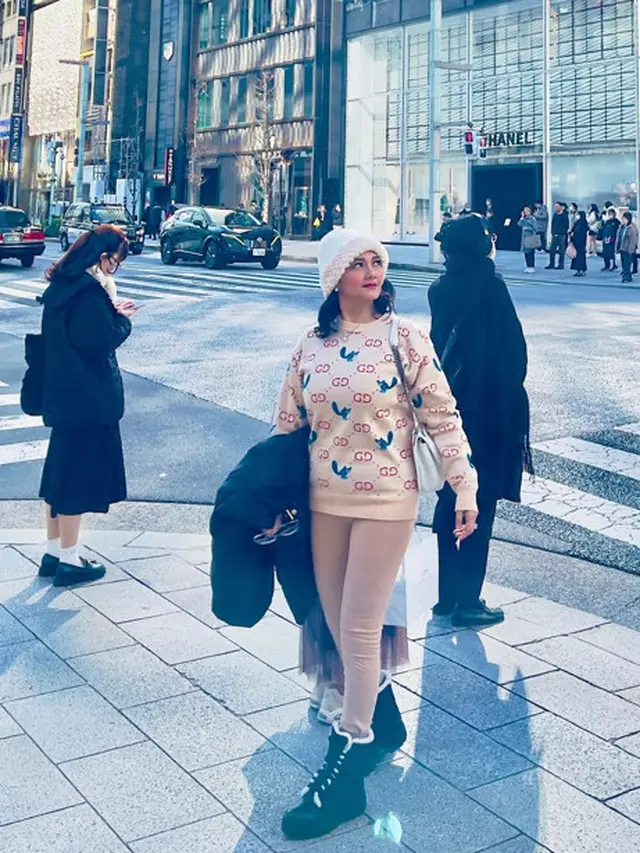 6 Inspirasi Outfit Liburan Pakai Sweater ala Bella Saphira,