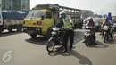Petugas memberhentikan pengendara motor yang melintas di Jalan Raya Pesing, Jakarta, Rabu (18/5). Razia ini dilakukan dalam rangka Operasi Patuh Jaya yang berlangsung hingga dua pekan ke depan. (Liputan6.com/Gempur M Surya)