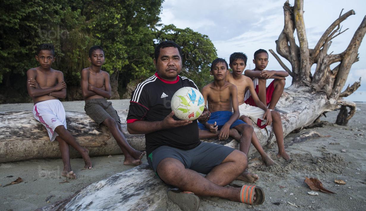 Pelatih Tulehu Putra, Sani Tawainella, bersama anak didiknya usai melakukan latihan fisik di Pantai Tial, Maluku. Sejumlah pemain nasional mulai dari Manahati Lestusen hingga Abduh Lestaluhu pernah dilatih oleh Sani. (Bola.com/Vitalis Yogi Trisna)