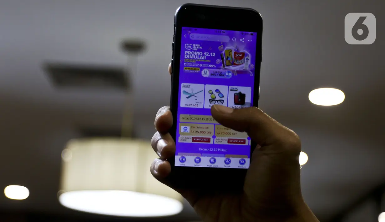 <p>Calon Konsumen membuka aplikasi situs belanja online di Kawasan Senayan, Jakarta, Kamis (12/12/2019). Konsumen berburu diskon di salah satu situs jual beli online yang menawarkan beragam potongan harga khusus pada hari belanja online nasional (Harbolnas). (Liputan6.com/Johan Tallo)</p>