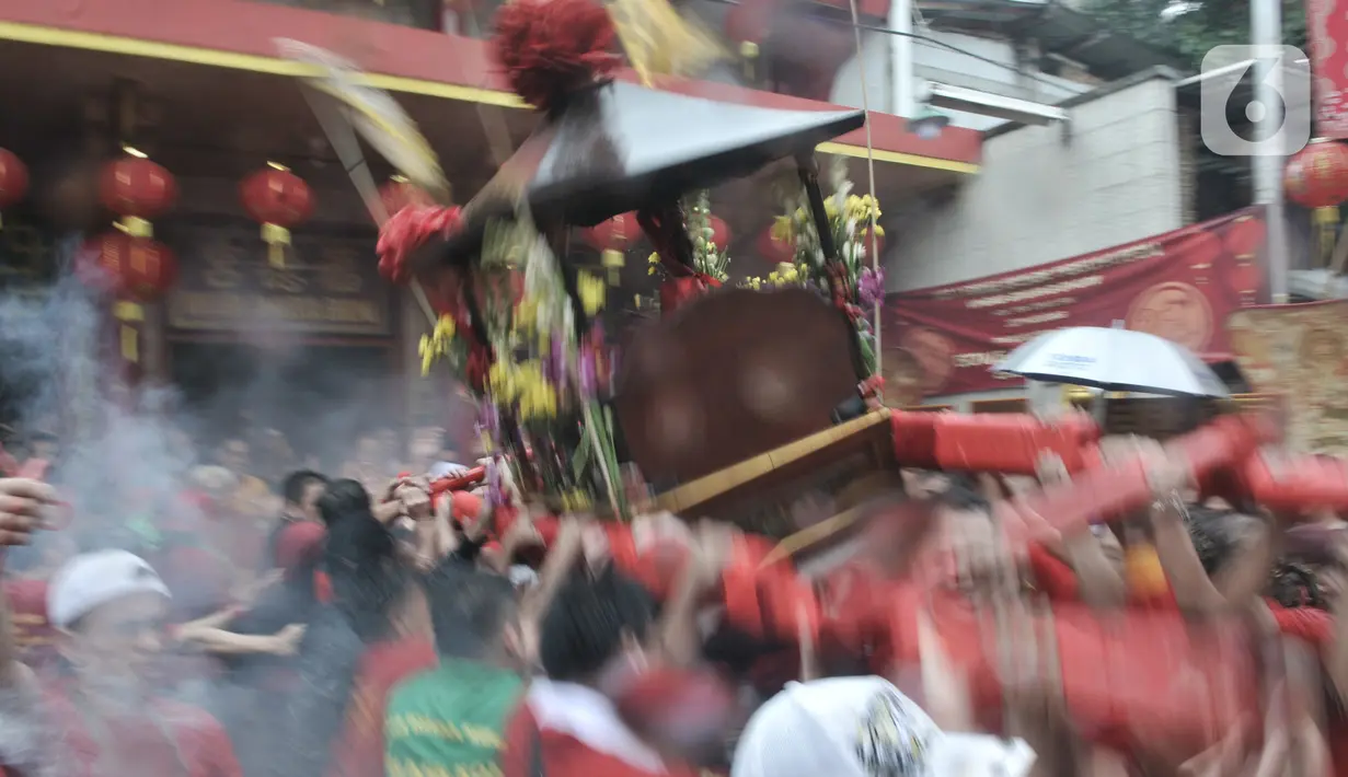 Arak-arakan rupang saat perayaan Cap Go Meh Tahun Baru Imlek 2571 di Jatinegara, Jakarta, Minggu (9/2/2020). Meski hujan, perayaan Cap Go Meh berlangsung meriah dengan atraksi barongsai dan liong serta arakan dewa-dewa (rupang), mengelilingi kawasan Jatinegara. (merdeka.com/Iqbal S Nugroho)