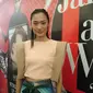 Ayu Ghani di peluncuran tren riasan terbaru brand makeup Make Over di Jakarta Fashion Week 2017 (Foto: Meitha Fajriana)