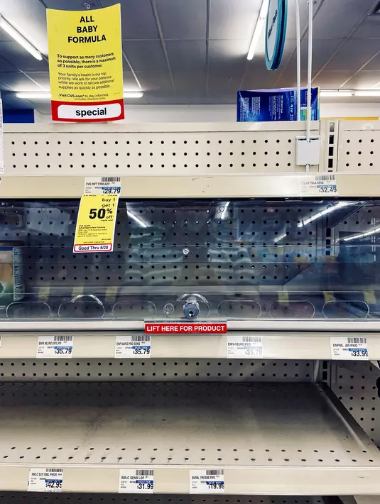<p>Rak-rak tempat susu formula bayi biasanya berada kosong di CVS di New Orleans pada Senin, 16 Mei 2022. Pemerintahan Presiden Joe Biden telah mengumumkan langkah-langkah baru untuk mengurangi kekurangan susu formula bayi secara nasional, termasuk mengizinkan lebih banyak impor dari luar negeri. (Chris Granger/The Times-Picayune/The New Orleans Advocate via AP)</p>