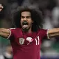 Pemain Qatar, Akram Afif melakukan selebrasi setelah mencetak gol kedua timnya pada laga semifinal Piala Asia 2023 di Al Thumama Stadium, Doha, Qatar, Rabu (07/02/2024). (AP Photo/Thanassis Stavrakis)