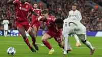 Pemain Liverpool, Conor Bradley (kiri) berebut bola dengan pemain Real Madrid, Vinicius Jr dalam laga Liga Champions 2025/2026 di Anfield, Liverpool, Inggris, Selasa (04/11/2025) waktu setempat. (AP Photo/Jon Super)