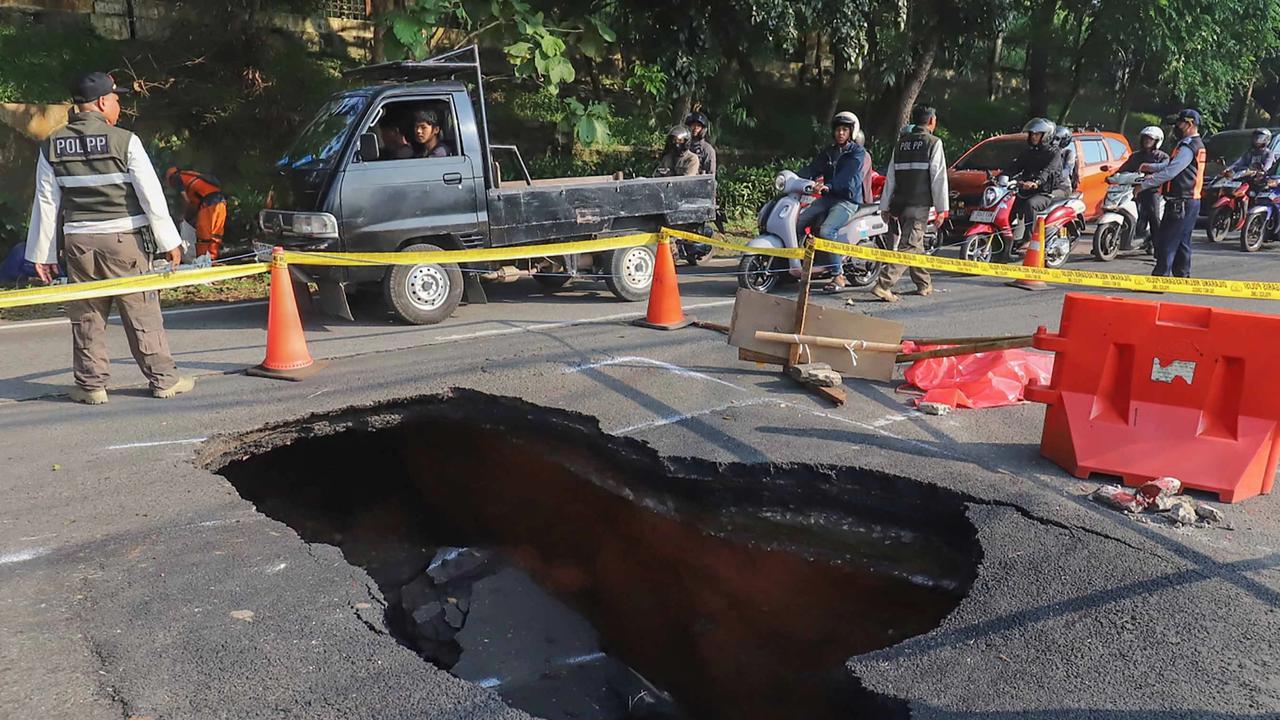 FOTO: Jalan Amblas Lenteng Agung Picu  Kemacetan  Lalu Lintas