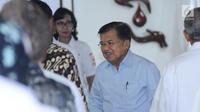 Wakil Presiden RI, Jusuf Kalla tiba untuk menyaksikan penandatanganan kesepakatan bersama antara PMI dan BPOM di Jakarta, Senin (20/11). Kepala BPOM juga menyerahkan sertifikat cara pembuatan obat yang baik kepada PMI. (Liputan6.com/Helmi Fithriansyah)