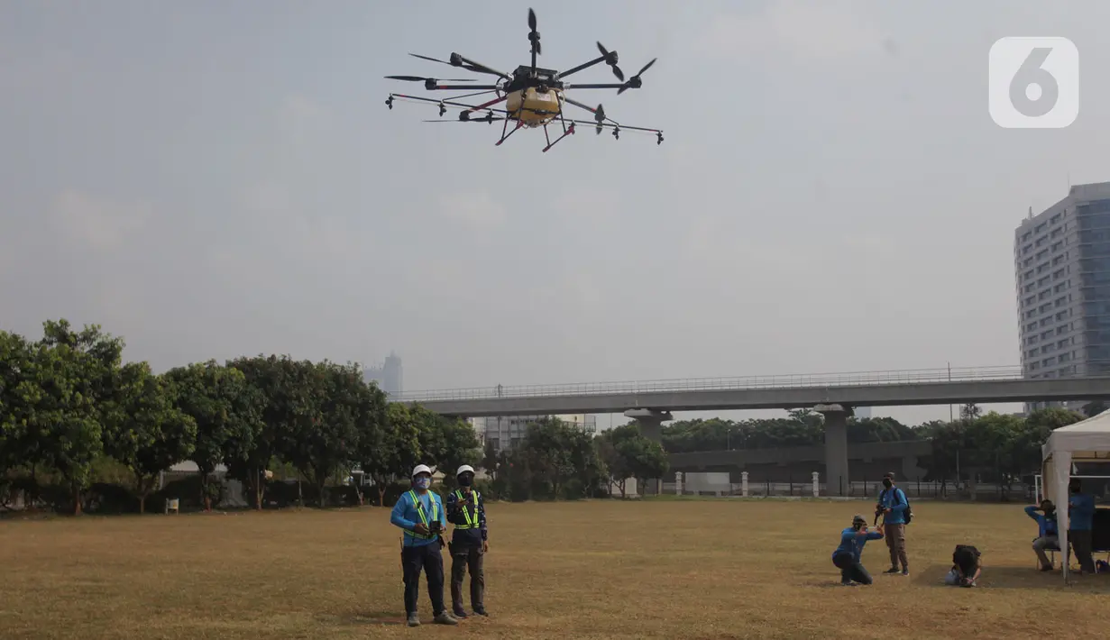 Peserta menerbangkan drone saat lomba drone KASAU CUP KASAU CUP 2020 di Lapangan Wisma Aldiron, Jakarta, Sabtu (12/9/2020). Lomba yang diselengarakan oleh TNI AU World Airsport Federation Federasi Aero Sport Indonesia memperebutkan piala Kasau Cup 2020 dengan lima kategori. (merdeka.com/Imam Buhori)