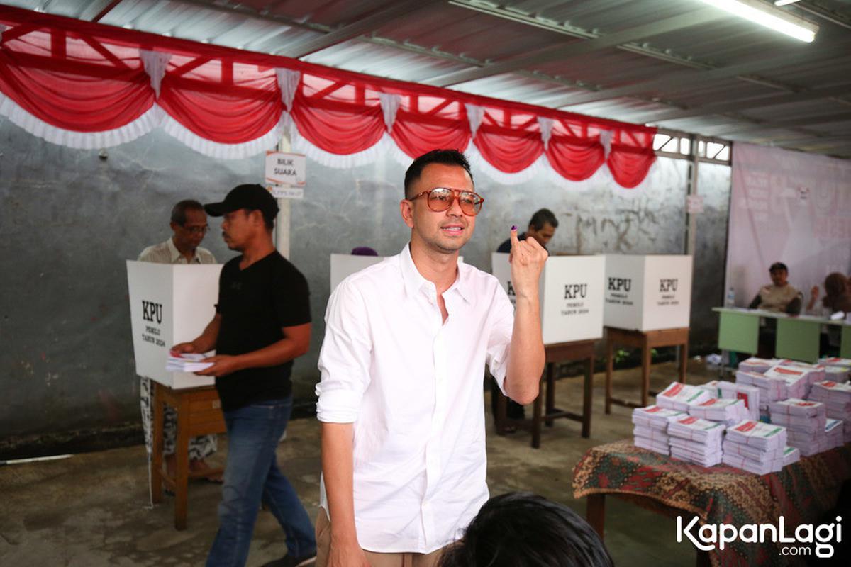 &nbsp;Mencelupkan Jari ke Dalam Tinta&nbsp;