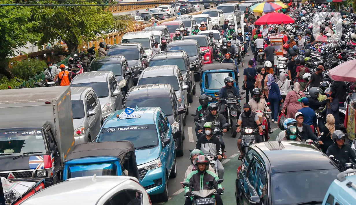 Diketahui geliat Pasar Tanah Abang di Jakarta Pusat mulai terlihat menjelang Hari Raya Idul Fitri (Liputan6.com/Angga Yuniar)