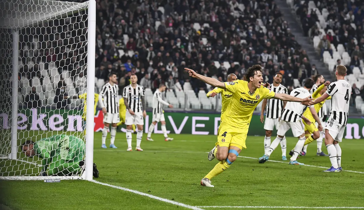 Bek Villarreal, Pau Torres melakukan selebrasi usai mencetak gol ke gawang Juventus pada pertandingan leg kedua babak 16 besar Liga Champions di Allianz Stadium, Turi, Italia, Kamis (17/3/2022).  Juventus kalah atas Villarreal 0-3. (AP Photo/Antonio Calanni)