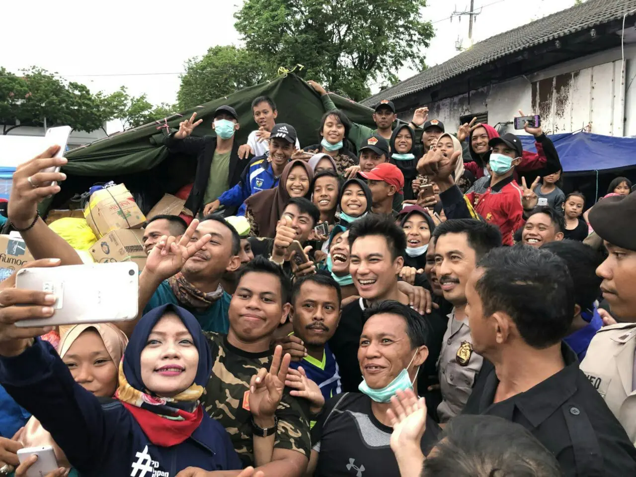 Baim Wong Kunjungi Posko Kebakaran Klandasan di Balikpapan