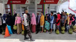 Warga antre membeli elpiji 3 kg saat operasi pasar di SPBU Ki Hajar Dewantara di Palu, Sulawesi Tengah, Senin (8/10). Sebanyak 560 tabung gas elpiji 3 kg subsidi dijual dengan harga Rp 16.000 per tabung. (Liputan6.com/Fery Pradolo)