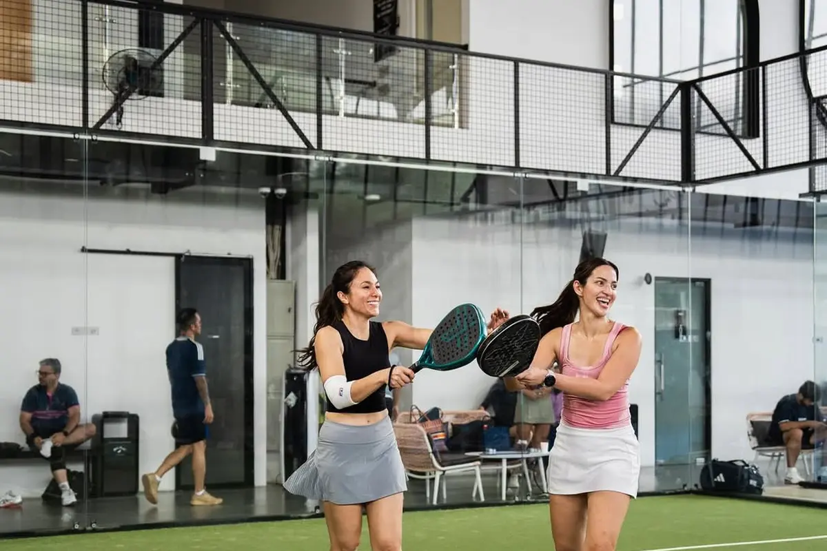 Potret Bugar Ibu Tiga Anak Nia Ramadhani dan Wulan Guritno Main Padel Bareng, Kompak Pamer Tubuh Atletis