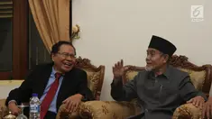 Tokoh Nasional, Rizal Ramli berbincang dengan Pimpinan Pondok Pesantren, KH Hasan Abudulah Sahal pada kunjungan dan kuliah umum di Pondok Pesantren Gontor dan Universitas UNIDA Gontor di Ponorogo, Jawa Timur, Minggu (15/10). (Liputan6.com/Pool/Sin)