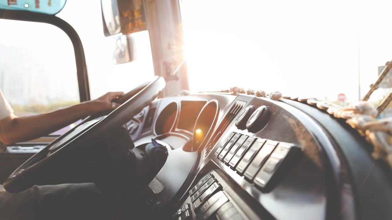 Mengecek Supir Bus dan Tanda Pengenalnya Jika Ada