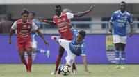 Gelandang Persib Bandung, Dedi Kusnandar, terjatuh saat berebut bola dengan gelandang Arema FC, Makan Konate, pada laga Liga 1 di Stadion GBLA, Jawa Barat, Kamis (13/9/2018). Persib menang 2-0 atas Arema FC. (Bola.com/M Iqbal Ichsan)