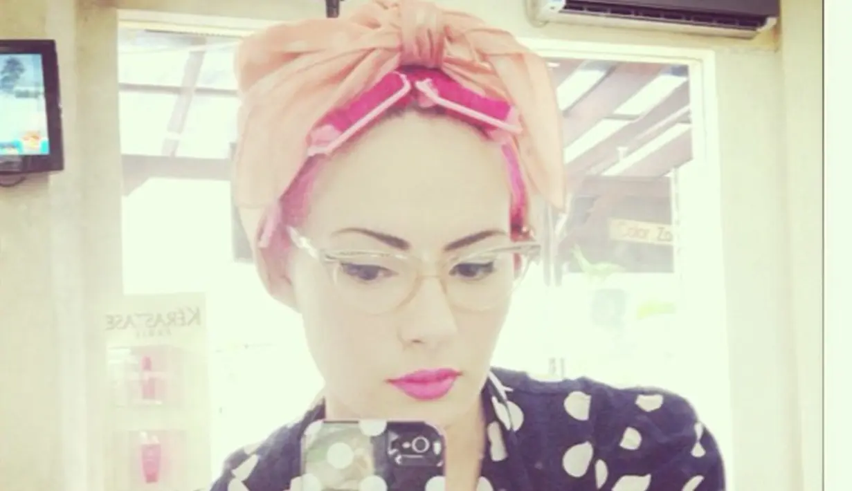 Foto-foto lawas Claudia Adinda ini masih tersimpan rapi di Instagram pribadinya. Lantaran sedari dulu selalu tampil nyentrik, netizen penasaran dengan wajah Claudia Adinda tanpa makeup. Foto Claudia Adinda tanpa makeup terlihat ketika ia melahirkan anak pertamanya. Tak jauh berbeda, istri bintang film Home Sweet Loan ini tetap cantik dan pancarkan pesonanya. (Liputan6.com/IG/@miss_adinda_mae)