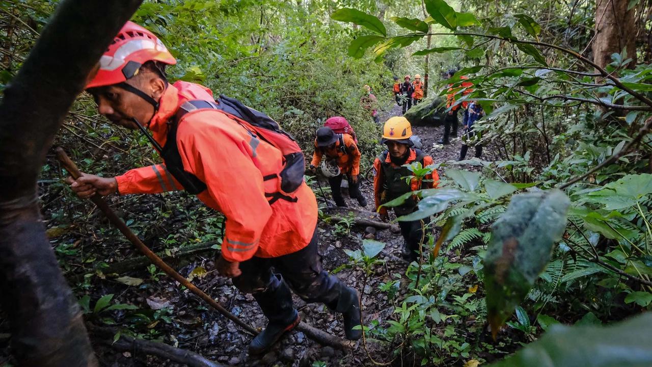 FOTO: Pesawat ATR Ditemukan di Pegunungan Bulusaraung.  Tim SAR Lanjutkan Evakuasi