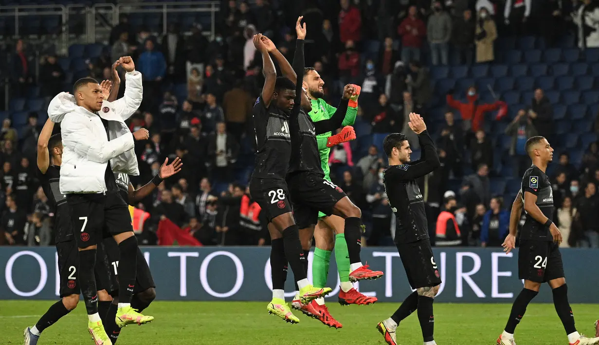 Skor 2-1 bertahan hingga laga usai. Dengan kemenangan ini PSG kukuh di puncak klasemen sementara Ligue 1 2021/2022 dengan koleksi 27 poin. Mereka unggul 9 poin dari Lens di posisi kedua yang belum bertanding. Angers sendiri menghuni peringkat ke-4 dengan 16 poin. (AFP/Anne-Christine Poujoulat)