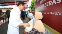 Presiden Jokowi membagikan bantuan sosial beras di Bantul, DI Yogyakarta, Selasa (30/1/2024). (Foto: Istimewa)