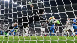 Kiper Juventus, Gianluigi Buffon gagal menghalau bola sundulan bek Napoli, Kalidou Koulibaly saat bertanding pada lanjutan Liga Serie A Italia di Stadion Allianz di Turin (22/4). Juventus takluk atas Napoli 1-0. (AFP Photo/Marco Bertorello)