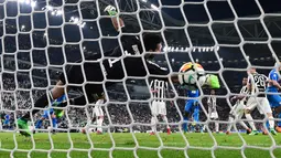 Kiper Juventus, Gianluigi Buffon gagal menghalau bola sundulan bek Napoli, Kalidou Koulibaly saat bertanding pada lanjutan Liga Serie A Italia di Stadion Allianz di Turin (22/4). Juventus takluk atas Napoli 1-0. (AFP Photo/Marco Bertorello)