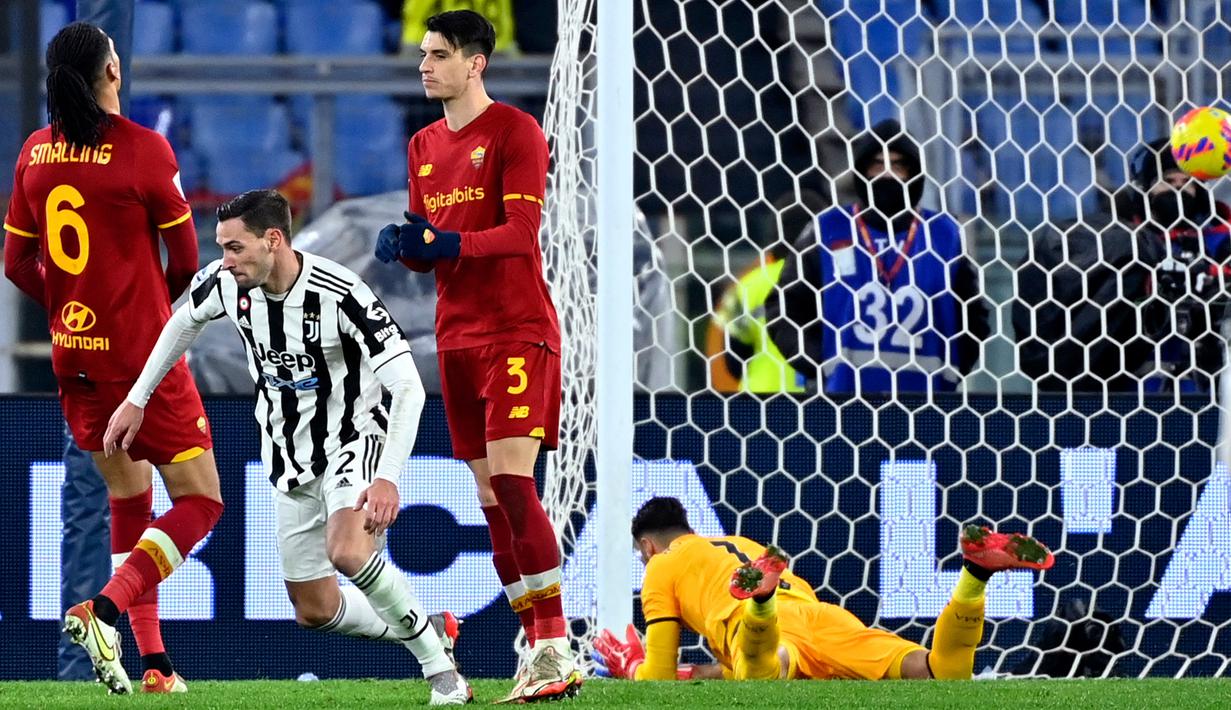 Juventus berbalik unggul 4-3 pada menit ke-77. Mattia De Sciglio behasil menaklukkan Rui Patricio usai menerima umpan Paulo Dybala. (AFP/Alberto Pizzoli)