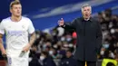 Pelatih Real Madrid, Carlo Ancelotti menyaksikan pemainnya bertanding melawan Sevilla pada pertandingan lanjutan La Liga Spanyol di di stadion Bernabeu, Madrid, Spanyol, Senin (29/11/2021). Hasil ini membuat Los Blancos kukuh di puncak klasemen sementara dengan 33 poin. (AP Photo/Manu Fernandez)