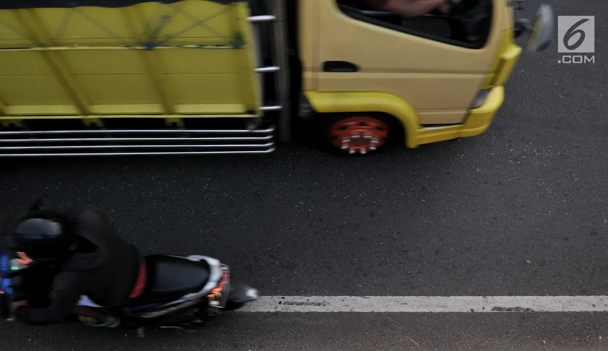 Pengendara motor nekat berlawan arah di kawasan Klender, Jakarta, Kamis (11/7/2019). Demi mempersingkat jarak tempuh dan menghindari kemacetan, para pengendara sepeda motor di kawasan ini nekat berlawan arah yang sesungguhnya dapat mengancam keselamatan. (merdeka.com/Iqbal S. Nugroho)