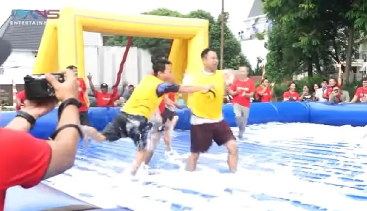Raffi Ahmad tak mau ketinggalan. Ia bersama karyawan RANS Entertainment memeriahkan HUT RI ke-77 dengan lomba main bola di atas air bersabun. (Foto: YouTube)