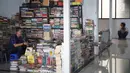 Pedagang menunggu pembeli di Pasar Buku Jakbook Kenari, Jakarta, Rabu (28/8/2019). Pasar yang sebelumnya sepi itu kini mulai diramaikan oleh pengunjung untuk membeli buku dengan harga miring atau hanya sekadar melihat-lihat. (Liputan6.com/Immanuel Antonius)