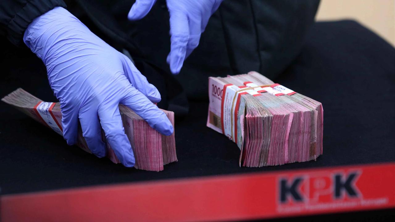 FOTO: FOTO KPK Tunjukkan Barang Bukti Uang 850 Juta Hasil OTT Ketua PN Depok