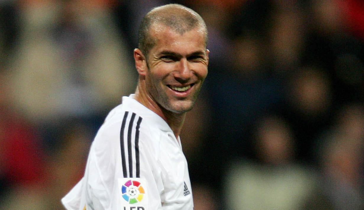 2. Zinedine Zidane – Legenda Prancis ini merupakan pemain tengah terbaik sekaligus maestro sepak bola dunia. Pelatih Real Madrid itu pernah merasakan banyak gelar mulai juara Piala Dunia, Liga Champions dan La Liga. (AFP/Philippe Desmazes)