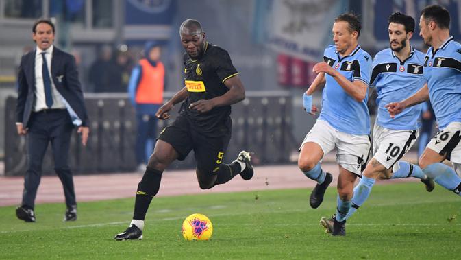 Penyerang Inter Milan, Romelu Lukaku (tengah) membawa bola dari kawalan tiga pemain Lazio pada pertandingan lanjutan Liga Serie A Italia di stadion Olimpiade Roma, Minggu, (16/2/2020). Lazio menang 2-1 atas Inter Milan. (AFP/Andreas Solaro)