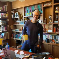 Andy Cohen positif idap virus corona. (Instagram/bravoandy)