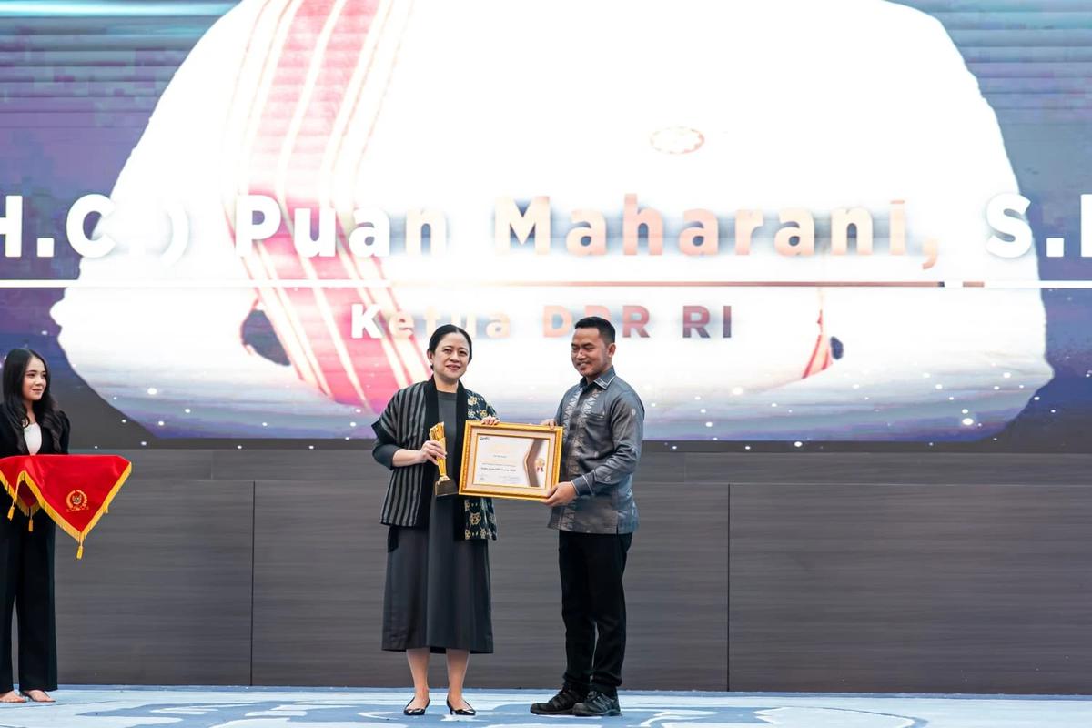Ketua DPR RI Puan Maharani menerima penghargaan dari forum pers DPR