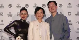 Ariel Tatum kembali tuai pujian atas penampilan terbarunya di International Film Festival Rotterdam. Ia tampil dengan gaya bold yang tunjukkan pesona khas perempuan Indonesia [@arieltatum]