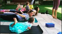 Asyiknya Drew Barrymore Berlatih Yoga Bersama Si Kecil